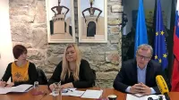 Markočič je današnjo tiskovno konferenco sklical po sto dnevih 
županovanja, ob  njem je  v.d. direktorice občinske uprave Vesna 
Rebec in  ob njej   Martina Miklavčič Šumanski, zadolžena za komuniciranje.

  