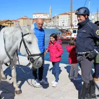 Policisti na konjih v Piranu pritegnili poglede