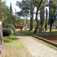  Mini golf in teniška igrišča so ostala, namesto   športno-rekreacijskega igrišča na asfaltu  pa je videti  zorano zemljo (desno). 