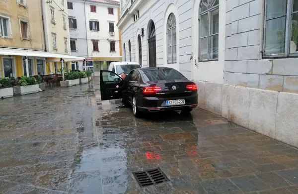Direktorju občinske uprave se pogosto mudi