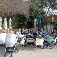 Ko si vozičkarice zaželijo kave, je treba najti lokal z dovolj prostorno teraso.