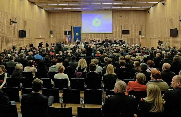 Podelitev zlatega znaka civilne zaščite Damjanu Barutu pred dnevi 
je razburila tudi predstavnike nekaterih primorskih gasilskih 
društev. 