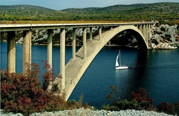 Šibeniški most je znan kot prvi most na Hrvaškem, s katerega so 
izvajali  bungee jumping.