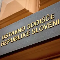 Na ustavno sodišče do včeraj ni priromala nobena Popovičeva 
pritožba. 