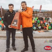 Sezono začenja  Mali kraški maraton, zaključuje pa Ljubljanski 
maraton, zato je sežanski župan David Škabar (desno) podžupanu 
Mestne občine  Ljubljana Dejanu Crneku (levo) predal kraški pršut 
istoimenske pršutarne.