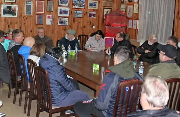 Na ustanovnem zboru sta imela glavno besedo župan Emil Rojc, ki 
pa je na srečanje prišel kot občan, in pobudnik Ivan Ceglar, sicer 
predsednik Krajevne skupnosti Jelšane (na fotografiji v ospredju).