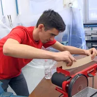  Dijaki so v šolski delavnici skušali obdelati les.
