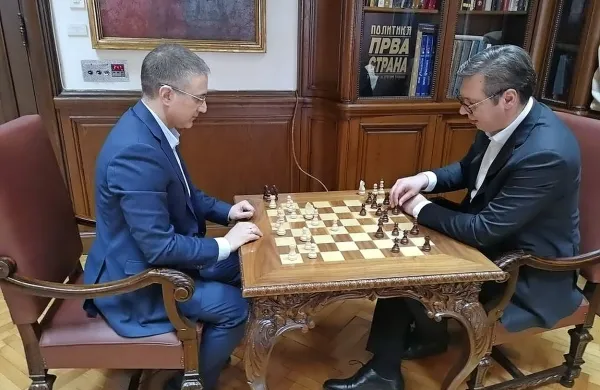 Da mu zahteve protestnikov ne pridejo do živega, je Vučić sporočil 
tudi z objavo fotografije, na kateri igra šah z notranjim ministrom. 