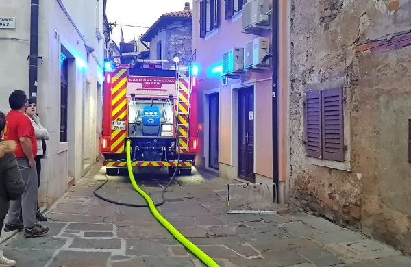 Požar uničil stanovanje v koprskem mestnem jedru