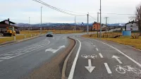 Do napak, ki jih vozniki občutijo kot valovito vozišče, je prišlo že 
pri prenovi Snežniške ceste (na fotografiji), pa tudi na naslednjem 
odseku od konca Pivke proti Parjam. 