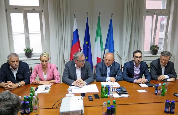 Poslanci iz vrst Kluba istrskih poslancev so danes opozorili na 
posledice gradnje hitre ceste Jagodje-Lucija.