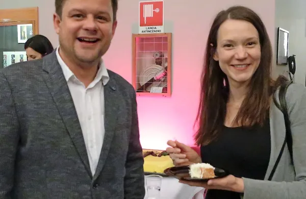 Igralcu Primožu Forteju je po premieri čestitala Tina Gunzek, 
njegova sopotnica tako v tržaškem teatru kakor doma.  