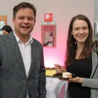 Igralcu Primožu Forteju je po premieri čestitala Tina Gunzek, 
njegova sopotnica tako v tržaškem teatru kakor doma.  