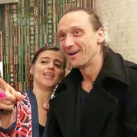 Predstavo si je  ogledal tudi Marko Mandić iz ljubljanske Drame, 
čigar pogled je usmerila tržaška kolegica Nikla Petruška Panizon.