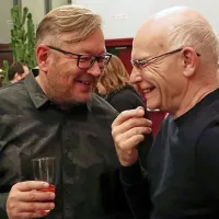 Stavimo, da sta se  režiser Robert Waltl in filozof Mladen Dolar 
smejala imitaciji Dolarjevega kolega Slavoja Žižka v predstavi.