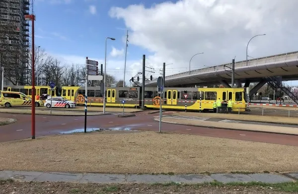 Policija v Utrechtu je na twitterju sprva sporočila, da je neki moški 
dopoldne streljal na potnike v tramvaju.