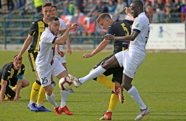  Papa Ibou Kebe (desno), ostrostrelec sežanskega moštva, spet 
trese nasprotnikove mreže. Pri prvem zadetku mu je pomagal 
Dino Stančič (št. 25).