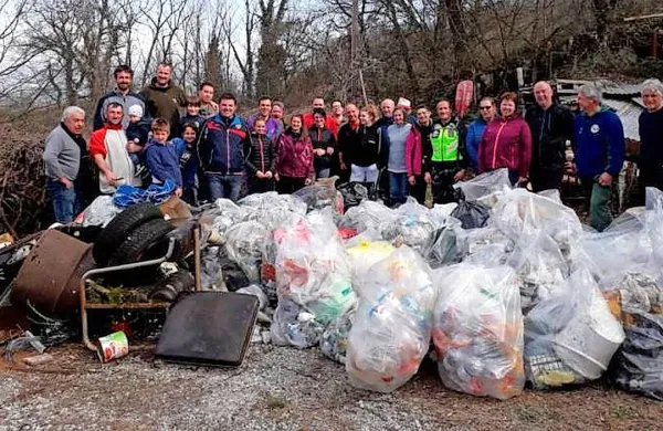 Na&scaron;li so morje plastike