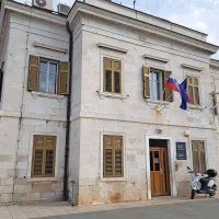 Stavba je spomeniško zaščitena, zato bodoči lastnik ne bo imel 
veliko  manevrskega prostora za obsežnejše spremembe zunanjosti. 