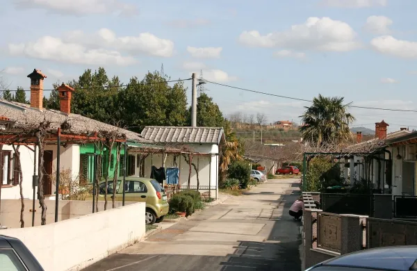 Dediči nekaterih veleposestnikov si še zmeraj prizadevajo, da bi 
postali lastniki zemljišč v delu Šalare.