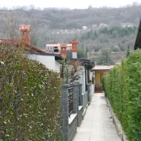 V Olmu nekateri še zmeraj morajo odkupiti vrtove pred hišami, da 
se lahko vpišejo v zemljiško knjigo. 