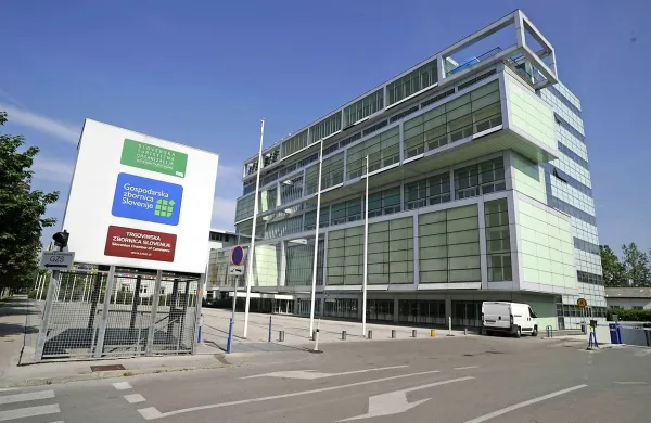 Gospodarska zbornica Slovenije ugotavlja, da so predlogi nove 
splošne kolektivne pogodbe, povezani s plačami, zelo visoki in 
niso realno izhodišče za pogajanja.
