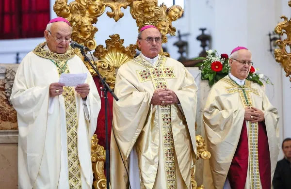 Jean-Marie Antoine Joseph Speich bo na položaju  apostolskega 
nuncija v Sloveniji nasledil Poljaka Juliusza Janusza (v sredini), ki 
se mu je mandat iztekel septembra lani.