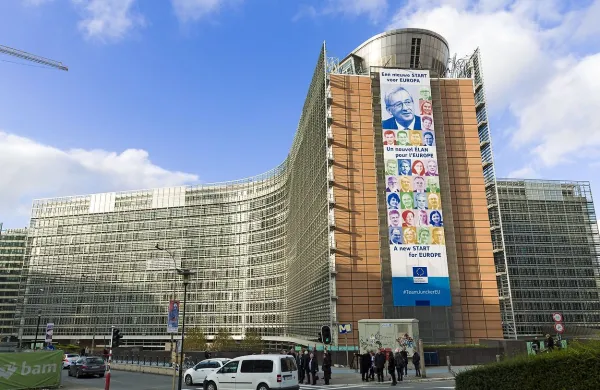 V bruseljski četrti, kjer je tudi osrednja stavba Evropske komisije, 
je danes prišlo do bombnega preplaha.