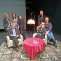 Skupinska fotografija je nastala po uspešno izpeljanem večeru s 
književnikom Dušanom Jelinčičem (levo). 