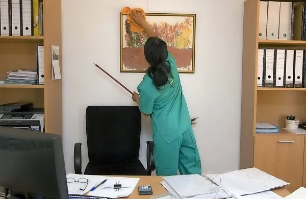  Čistilke, varnostniki in kuharsko osebje delajo v javnem sektorju, 
a niso njegov del. Ker zanje ne veljajo pravila javnega sektorja, so 
izjemno obremenjeni, opozarjajo sindikati.