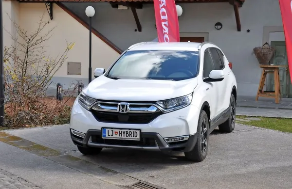Pri Hondi pravijo, da bo uvedba hibrida omogočila prodajo 
približno  150  primerkov v letošnjem letu. Še vedno bo največ 
zanimanja za klasično bencinsko različico. 