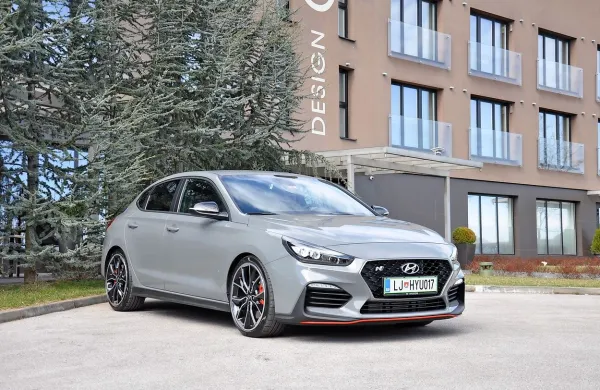 Razvoj najhitrejšega i30 N je deloma potekal tudi na najdaljši stezi 
na svetu. Na več kot 20-kilometrskem Zelenem peklu.