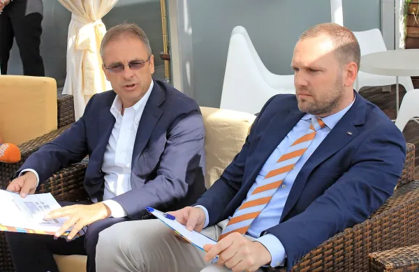 Pred novogoriškim oddelkom Delovnega sodišča v Kopru se je 
danes nadaljevalo sojenje v delovnem sporu med razrešenima 
članoma Hitove uprave, Janezom Mlakarjem in Tevžem Korentom, 
in Hitom zaradi nezakonitega prenehanja pogodbe o zaposlitvi.