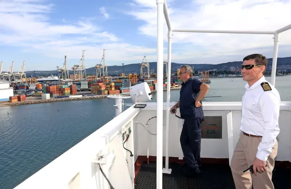 Poveljniku ladje pri vplutju v pristanišče pomaga pilot.
