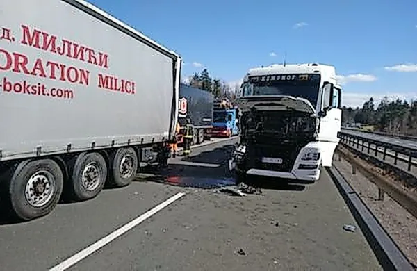 Na avtocesti v bližini počivališča Studenec sta včeraj okoli 
poldneva trčila voznika tujih tovornih vozil. 