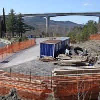 Kolektor CPG je pri črnokalskem spomeniku postavil bazo za 
pripravljalna dela na drugem tiru. 