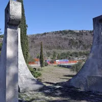Kolektor CPG je pri črnokalskem spomeniku postavil bazo za 
pripravljalna dela na drugem tiru. 