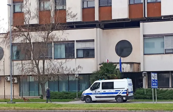 Na koprskem sodišču so v zadnjih dneh po privedbah tujcev 
speljali pospešena postopka in oba po priznanju krivde obsodili.