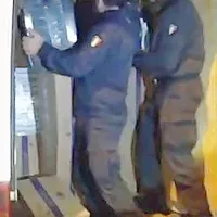 Cigarete so bile skrite v večjih lesenih zabojih.