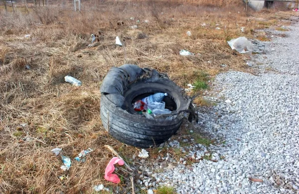 

Kdor se je še do pred nekaj dnevi ustavil na parkirišču pri 
Razdrtem ali se nanj ozrl z avtoceste , je naletel na prizore, ki jih 
v urejeni državi ne bi pričakovali.

