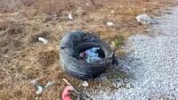 

Kdor se je še do pred nekaj dnevi ustavil na parkirišču pri 
Razdrtem ali se nanj ozrl z avtoceste , je naletel na prizore, ki jih 
v urejeni državi ne bi pričakovali.

