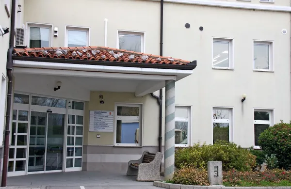 V zdravstvenem domu v Ajdovščini iščejo možne rešitve po tistem, 
ko so zdravniki družinske medicine v Ajdovščini umaknili soglasje 
za nadurno delo.
