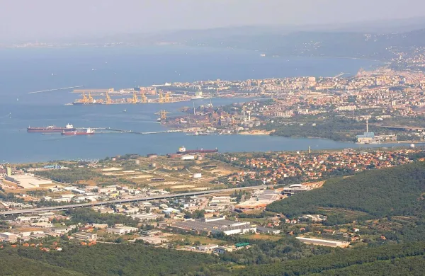 Kitajski načrti po vlaganjih v Italijo, vključno s tržaškim pristaniščem, še niso razlog za skrb v koprskem pristanišču.