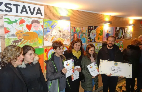 Na razstavi primorskih plakatov miru v Bukovici so nekaterim 
sodelujočim šolam domači lionisti podelili dobrodelne čeke. 
