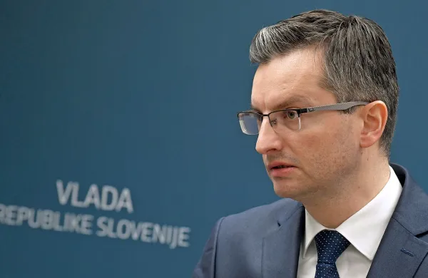 Premier Marjan Šarec, ki do imenovanja novega ministra za 
zdravje vodi tudi zdravstveni resor, ocenjuje, da je treba v 
zdravstvu umiriti žogico.