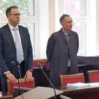 Pulmolog Damjan Birtič (levo) in odvetnik Bruno Krivec sta bila z 
izidom sodbe na novogoriškem okrožnem sodišču zadovoljna.