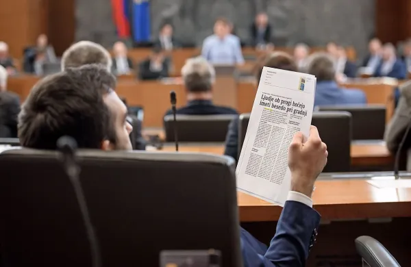 Na javni predstavitvi mnenj v državnem zboru so imele tudi civilne 
inciative številčna zastopstva. 