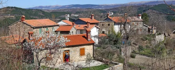V odročnih in težko dostopnih Perajih preseneti obnovljen niz kamnitih istrskih hiš. 