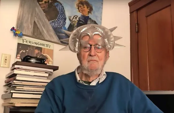 Lawrence Ferlinghetti, našemljen v kip svobode,  je lani  recitiral 
pesem, s katero se upira  Trumpu in roparskemu kapitalizmu.  
