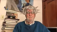 Lawrence Ferlinghetti, našemljen v kip svobode,  je lani  recitiral 
pesem, s katero se upira  Trumpu in roparskemu kapitalizmu.  